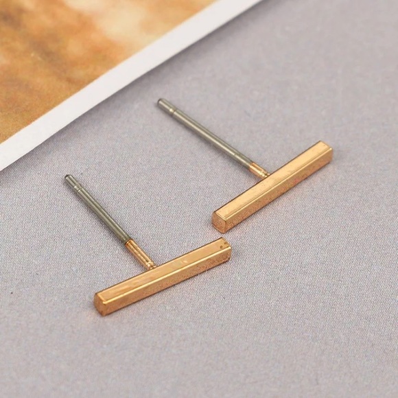 ⚜️[𝟯/$𝟭𝟴]⚜️Gold Bar Simple Metal Earrings NEW - Picture 2 of 7